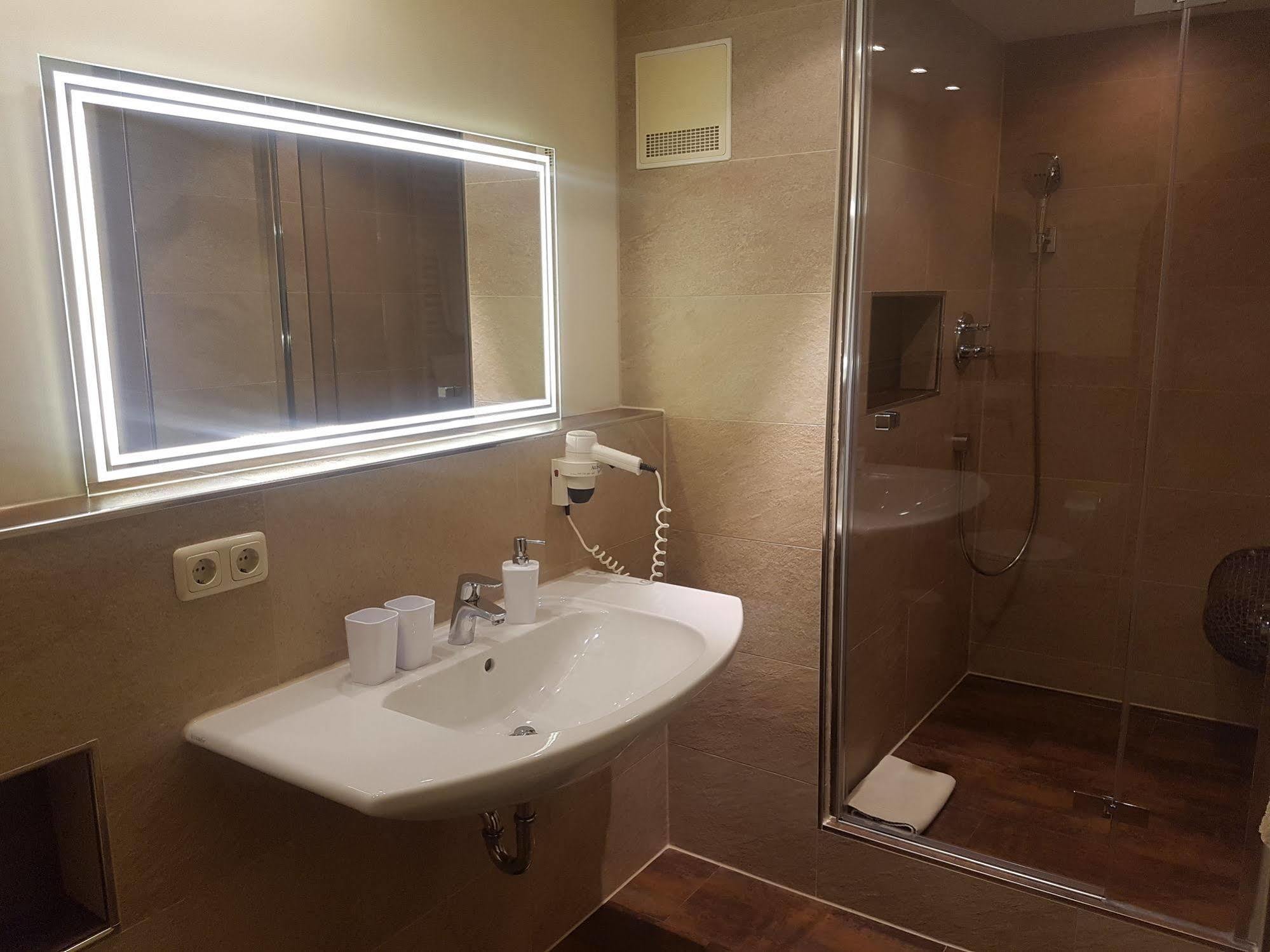 Zum Schweizerbartl Motel Garmisch-Partenkirchen Bagian luar foto